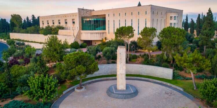 בית המשפט העליון ואנדרטת  שתי מילים של אהרן ברק מתמצתות את הסוגיה שקורעת את החברה הישראלית