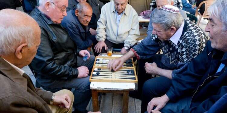 תלויים בקצבת הפנסיה. למצולמים אין קשר לכתבה. צילום: שאטרסטוק שבע נקודות קריטיות כדי שתוכלו לחיות בכבוד בפנסיה