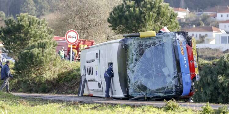 אילוסטרציה. צילום: שאטרסטוק תאונת דרכים אוטובוס