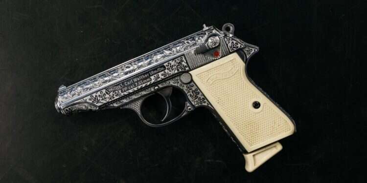 אקדח וולטר פואד בן אליעזר. צילום: אבישג שאר יישוב