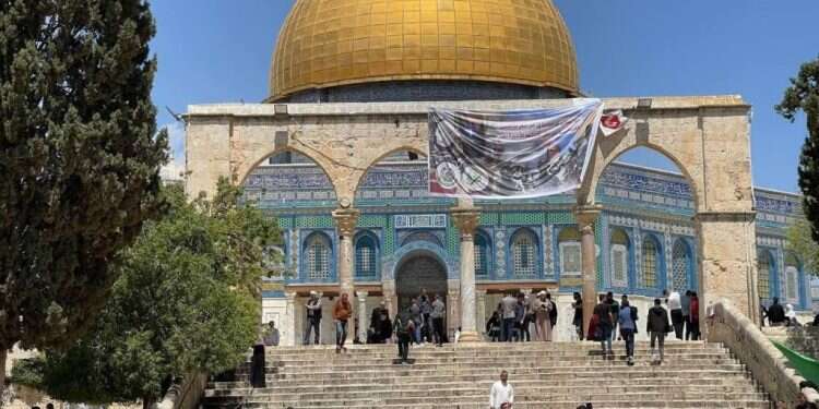 כרזת חמאס מונפת בהר הבית רק אחרי יומיים: המשטרה הסירה את כרזת החמאס מהר הבית