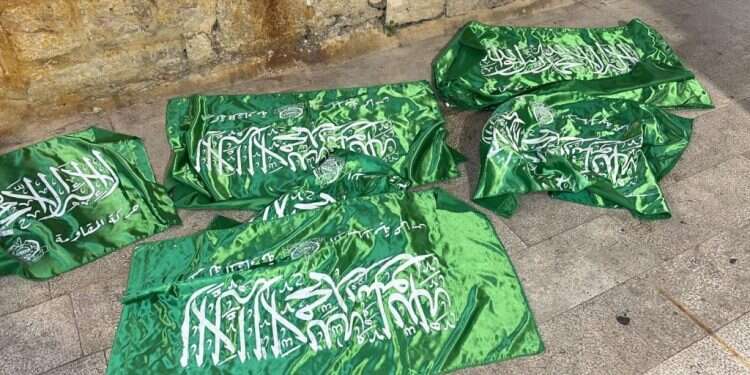 דגלי ארגון הטרור אותם ניסה החשוד להכניס להר. צילום: דוברות המשטרה בסיוע קרובת משפחה: נעצר חשוד בניסיון הסתה לטרור בהר הבית