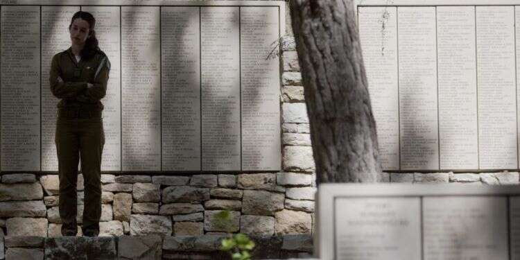 קיר הזיכרון לחסידי אומות העולם. צילום:דוד וקנין/פלאש 90 לידיעת 'יד ושם': גם מצילים יהודים ראויים להוקרה מיוחדת