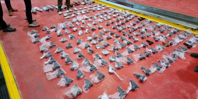 הנשק שנתפס. צילום: דוברות המשטרה חבר הפרלמנט הירדני שהבריח נשק לישראל – תומך חמאס