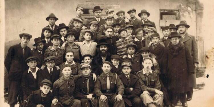 הרב דוד אביגדור (במרכז) בין חניכי השומר הדתי. משמאל עומד שלום טרללר (קרניאל). מאוסף יוחנן בן יעקב הרב דוד אביגדור קרא לברוח מאירופה ערב השואה, אך לא הצליח לברוח בעצמו