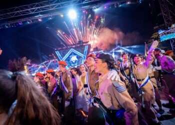 חוגגים עצמאות בהר הרצל, אמש. צילום: יונתן זינדל/פלאש 90 25 דברים שחייבים להספיק עד יום העצמאות ה-100