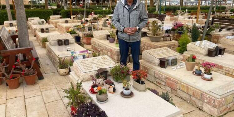 יצחק פיכמן ליד מצבת בנו. צילום: באדיבות המשפחה