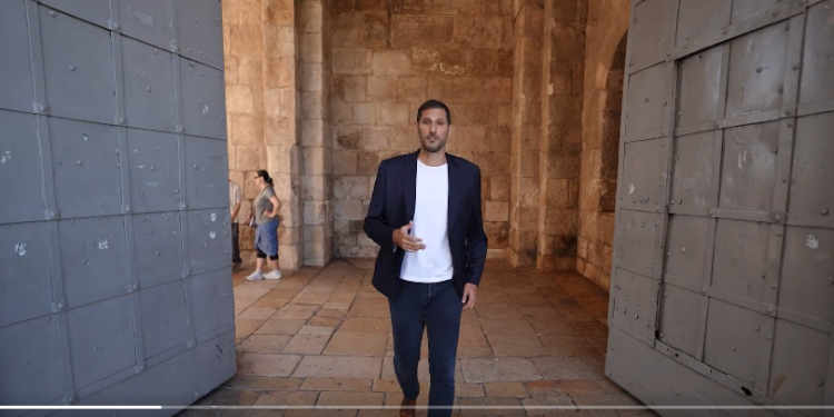 עומרי כספי בשירות משרד החוץ: קמפיין מיוחד ליום העצמאות