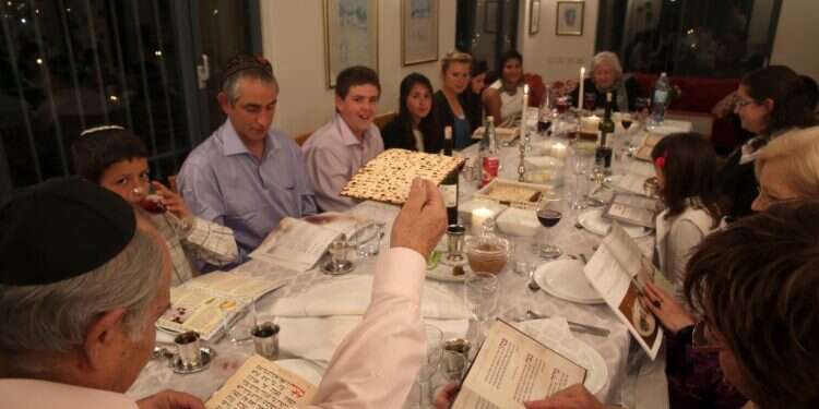 ליל סדר פסח. צילום: נתי שוחט/פלאש 90 הקריאה בשם ה' היא גם נשיאה באחריות להוביל תיקון מוסרי בעולם
