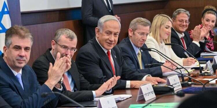 מוחאים כפיים לכבוד המינויים החדשים בישיבת הממשלה הבוקר. צילום: קובי גדעון לעמ ישיבת הממשלה: מינויים חדשים למאי גולן ולדודי אמסלם, גם גלנט התייצב