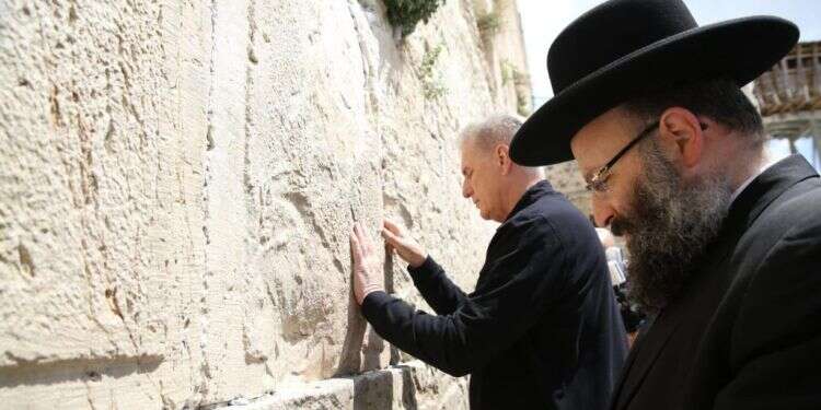 מקארתי עם רב הכותל. צילום: הקרן למורשת הכותל המערבי "הקשר בין ארה"ב לישראל לעולם לא ינתק": יו"ר בית הנבחרים נחת בישראל