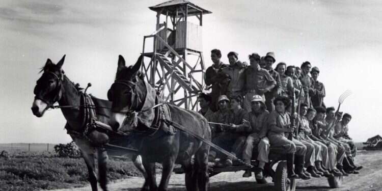 חיילי נחלאים א' יוצאים לעבודה חקלאית, 1952. צילום: באדיבות ארכיון נחל עוז