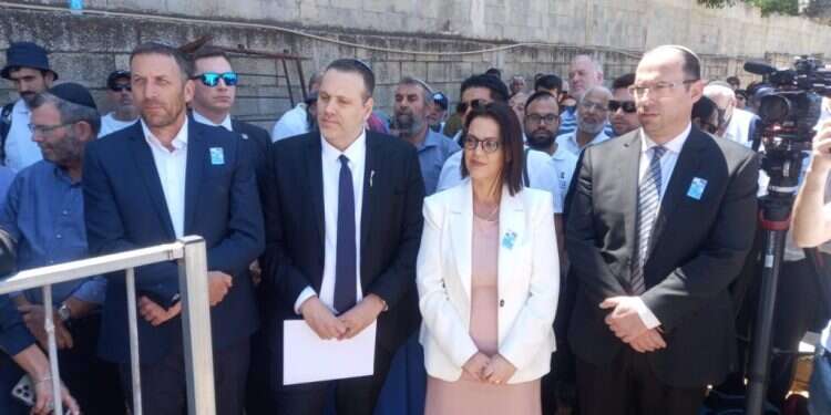 נציגי הכנסת והממשלה באזכרה בבני ברק טקס יום הזיכרון בבני ברק: "תלמידי החכמים שהוגים בתורה הם לא עול ולא פרזיטים"