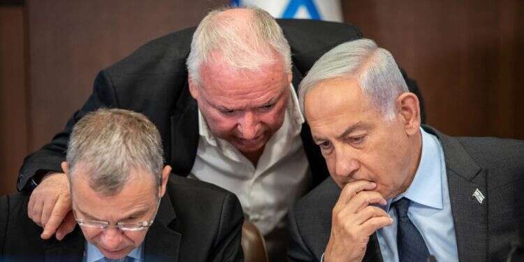 נתניהו עם לוין ואמסלם בישיבת הממשלה, היום. צילום: אמיל סלמן/פלאש 90 אחרי הפגנת הימין, נתניהו: "משוכנע שאפשר להשיג הסכמות בעניין הרפורמה"