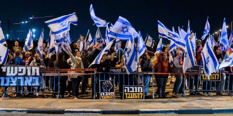 הפגנה נגד הרפורמה . צילום: פלאש 90 המשך המחאה בזמן ההסלמה הביטחונית היא פגיעה בביטחון הלאומי