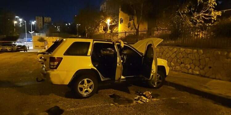 צילום: משטרת ישראל שכונת נווה יעקב בירושלים: צעיר ערבי נוטרל במהלך הצתה וחבלה בכלי רכב