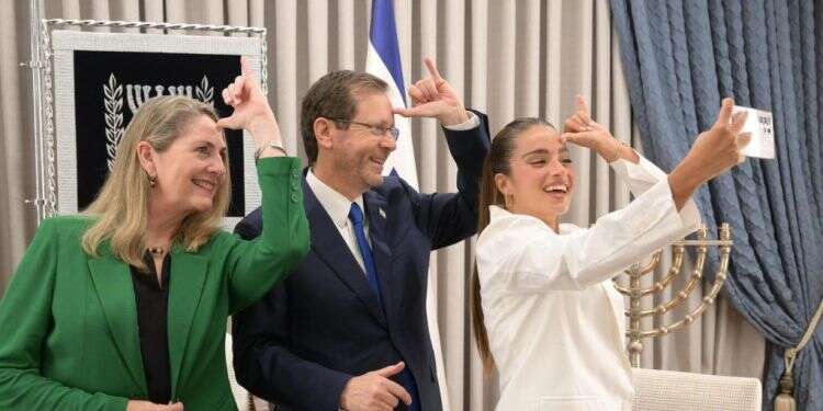 קירל והנשיא הרצוג. צילום: עמוס בן גרשום/ לע לקראת האירוווזיון: נועה קירל נפגשה עם נשיא המדינה