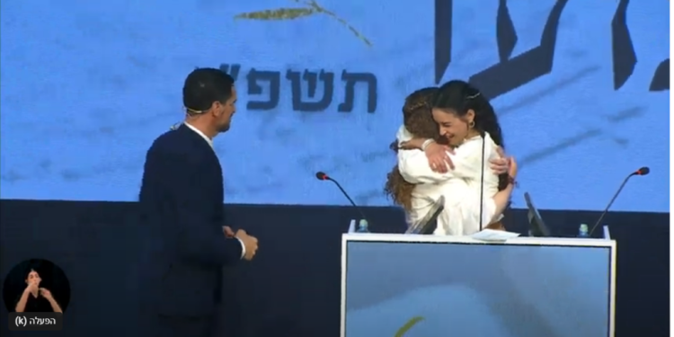 רגע הזכייה של אמונה כהן, אחרי מאבק צמוד עם סגניתה נטע לקס. צילום מסך מתוך השידור החי חידון התנ"ך לנוער: כלת התנ"ך לשנת תשפ"ג היא אמונה כהן מאולפנת בהר"ן