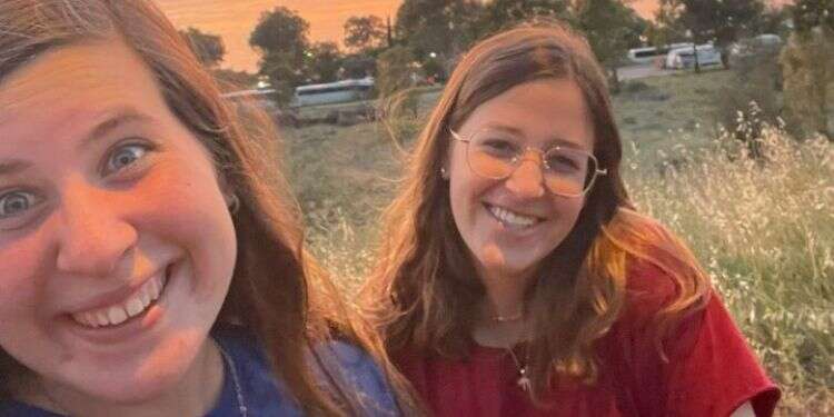 תפילת מנחה וסלפי בשקיעה. רינה די ז "יום שישי. היא מתקשרת אלי בבכי 'אמא, רצחו לי את רינה'"