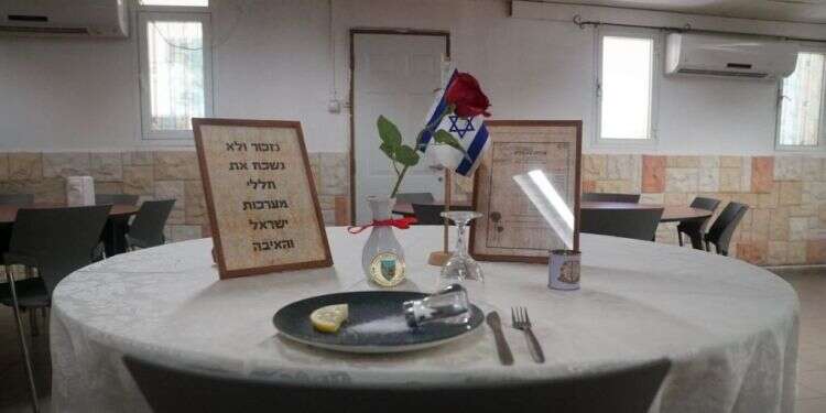 שולחן לנופל. צילום: דובר צה הפרויקט "שולחן לנופל" יספר את סיפור הנופלים דרך חפציהם האישיים