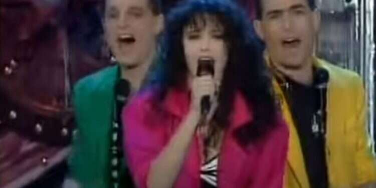 צילום מסך מתוך הקליפ ההשתתפות של דפנה דקל באירוויזיון 92.  "יש בה משהו מהפנט": דפנה דקל בטיפ זהב לנועה קירל