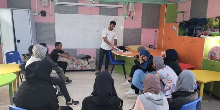 עידו גלעד בשיעור עברית מטעם עמותת בודור בבית ספר בביר־הדאג'