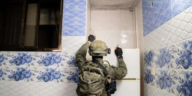 מיפוי בית מחבל לקראת הריסה. צילום: דו צה״ל מיפה בתי מחבלים לקראת הריסה, וירה בפורעים שהפרו סדר