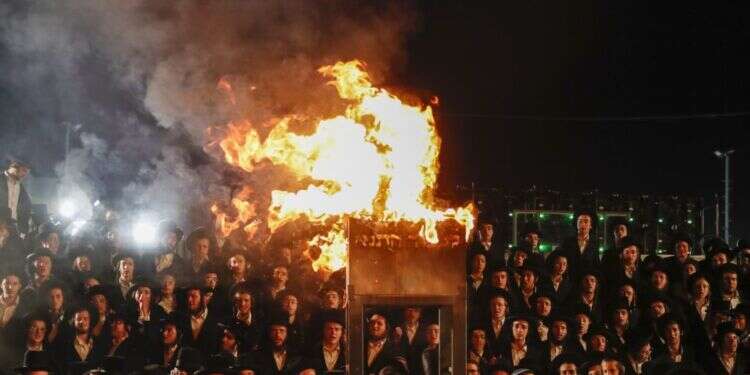 מעמד הדלקה במירון. צילום: EPA אירועי מירון לימדו אותנו: ניתן לדרוש יותר אחריות לאומית מהחברה החרדית