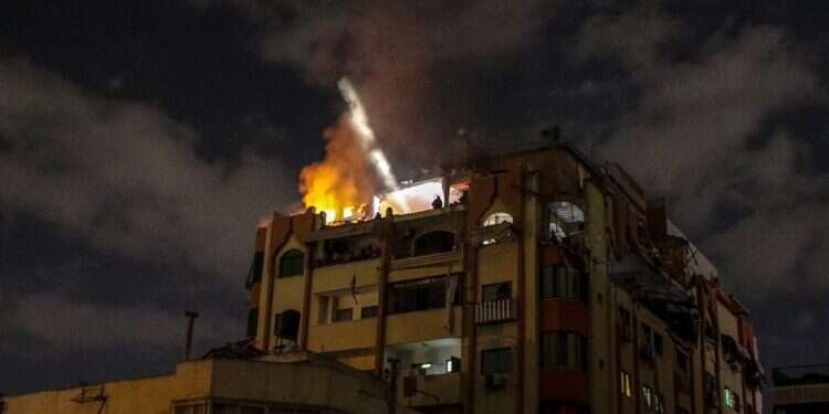 ביתו של בכיר הג'יהאד האסלאמי עולה באש לאחר שצה חמאס נגד הג'יהאד: אחדות השורות של ארגוני הטרור היא הצגה בלבד