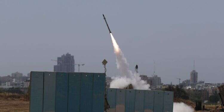 שיגור מסוללות כיפת ברזל. צילום: AFP אירועי מירון לימדו אותנו: ניתן לדרוש יותר אחריות לאומית מהחברה החרדית