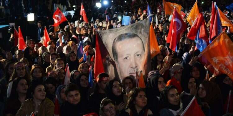 תומכי ארדואן, השבוע. צילום: איי.אף.פי למיליציות שאל-ג'ולאני מקבץ לצבא יש מכנה משותף אחד