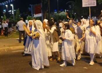 מיצג של נשים בהפגנה בעד הרפורמה. צילום מסך מתוך סרטון בטוויטר סיפורה של בת מלך לא באמת מעניין אתכם