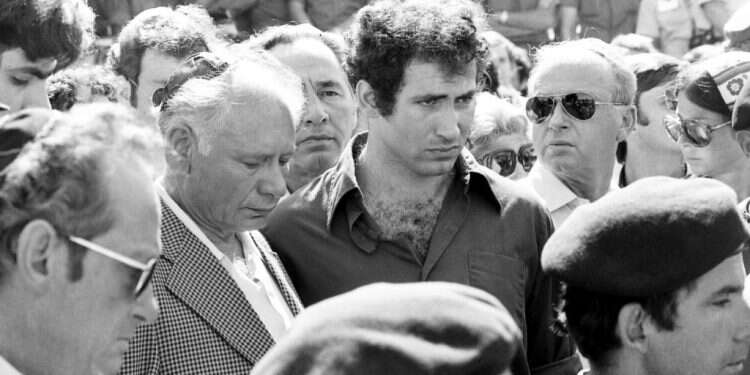 הלווייתו של יוני נתניהו. נראים יצחק רבין, שמעון פרס, בנציון ובנימין נתניהו. צילום: נונו הרמן עם שיתוק ילדים: נינו הרמן תיעד כצלם את העולם הפוליטי בישראל