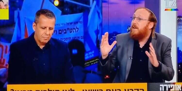 ברלה קרומבי ורונן צור בתוכנית אופירה וברקוביץ. צילום מסך מתוך קשת 12 קרב יועצי התקשורת: ברל'ה קרומבי מאיים לתבוע דיבה את רונן צור