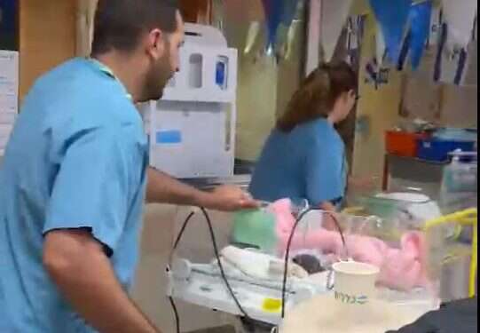 פינוי למחלקות ממוגנות בבית החולים סורוקה. צילום מסך מתוך סרטון שצילמה רחל דוד, המרכז הרפואי סורוקה היערכות בעורף: בתי החולים בדרום עוברים למתכונת חירום