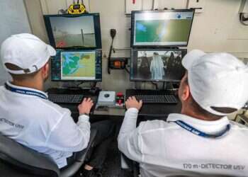 עובדי התעשייה האווירית. צילום: AFP ישנה את כללי המשחק? ישראל והתעשייה האווירית חושפות כלי ימי חדש