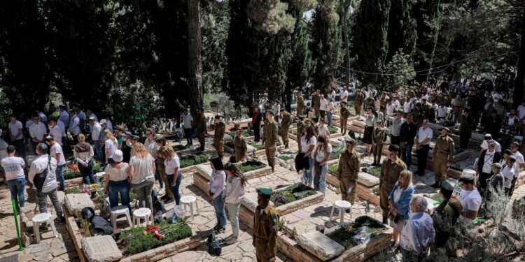 צילום: AFP שרב קיצוני: המלצות משרד הבריאות לפוקדים את בתי העלמין