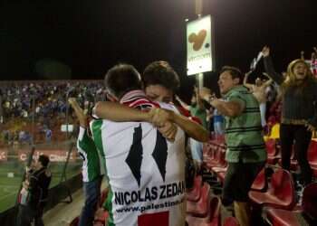 תמונה של ערפאת על הקיר וכאפיות על המגרש: הכירו את מועדון הכדורגל הפלסטיני – בצ'ילה