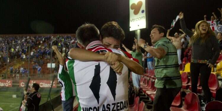 אוהדי מועדון הכדורגל  תמונה של ערפאת על הקיר וכאפיות על המגרש: הכירו את מועדון הכדורגל הפלסטיני – בצ'ילה