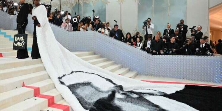 ג'רמי פופ ואוליבייה רוסטרינג והמנוח. צילום: AFP מה לבשו ב"מט גאלה", נשף האופנה היוקרתי בעולם