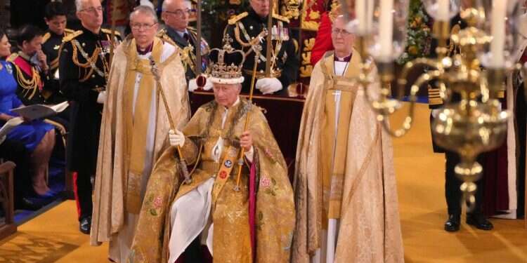 צ'רלס השלישי בטקס ההכתרה, בשבת שעברה. צילום: איי.אף.פי מלך בריטניה משמר את מסורת בית דוד, ונשיא מדינת ישראל מושבע בטקס יבשושי