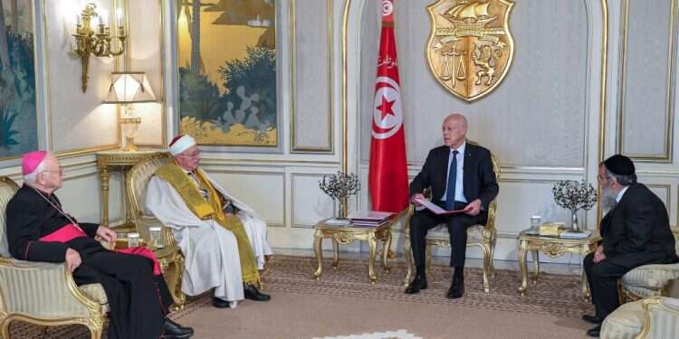 הרב הראשי של תוניסיה, חיים ביתאן, נפגש עם הנשיא קייס סעיד. צילום: AFP יהודי ג'רבה: בתוניסיה משתיקים את הפיגוע כדי לא לפגוע בתיירות