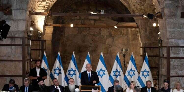 ישיבת הממשלה במנהרות הכותל. צילום: AFP "קיומה של ישיבת ממשלת הכיבוש באזור הכותל המערבי – מסר ברור של הסלמה שיטתית"