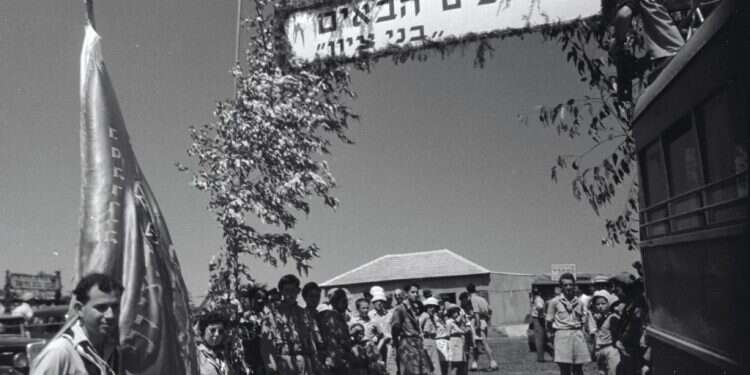 לא חוסך בביקורת על הנהגת המושב. טקס העלייה למושב בני ציון שבו גדל המחבר, 1947. צילום: גב' שורץ, ארכיון הצילומים של קק