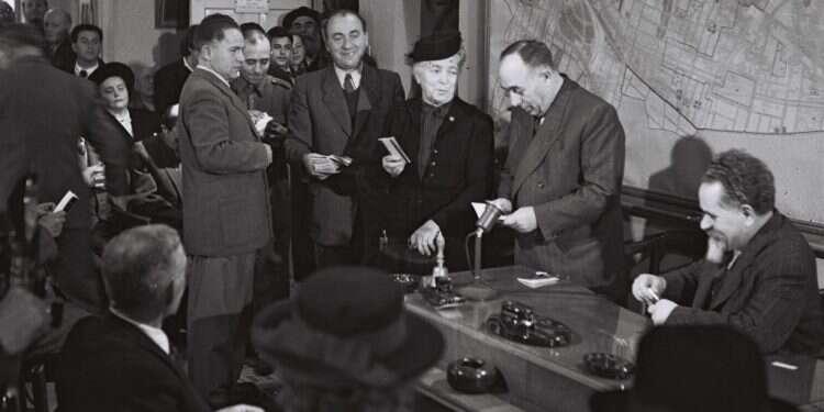 טקס חלוקת תעודות הזהות הראשונות של מדינת ישראל לתושבי תל־אביב בלשכת ראש העירייה, 1949. צילום: דוד אלדן, לע