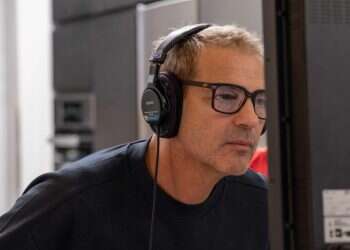 אקי אבני מנסה בכוח להוכיח שנולד כאן במאי חדש, מוצלח ויצירתי