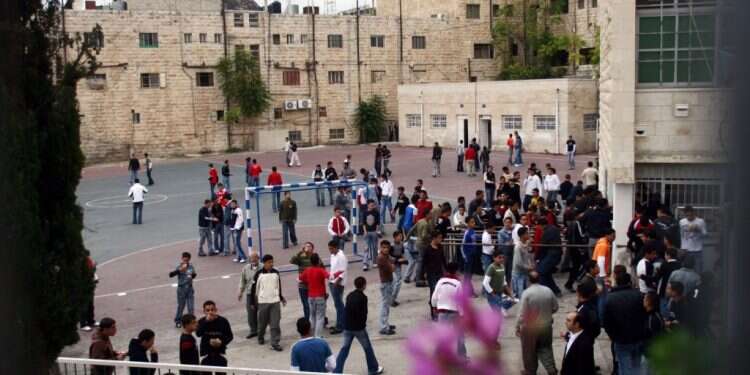 בית ספר במזרח ירושלים. למצולמים אין קשר לכתבה.  קצבאות לא משפיעות על יציאה מהכולל לעבודה? הגרפים מראים אחרת