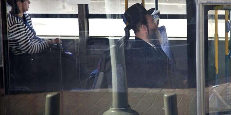 אוטובוס בבני ברק. אילוסטרציה. צילום: משה שי/פלאש90 לעיתים נתקל בהתנגדויות: הרב שמעביר שיעור דף יומי כל יום באותו הקו