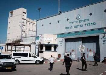 סכסוך בכלא: אסיר מואשם ששפך דלי מים רותחים על חברו