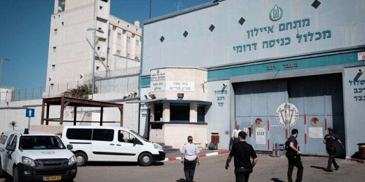 כלא איילון. צילום: תומר נויברג, פלאש 90 סכסוך בכלא: אסיר מואשם ששפך דלי מים רותחים על חברו